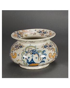 384-Escupidera en cerámica de Talavera-Ruiz de Luna. de la serie ramos polícromos. Consolidaciones y faltas. Con marcas. C. 1900.