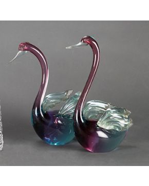391-Pareja de cisnes en cristal soplado de Murano en la gama cromática de la turmalina.