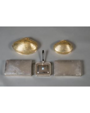 396-Lote formados por pareja tabaqueras en plata española punzonada con alma de madera. dos cajas en formas de venera en metal  dorado y un recogemigas en