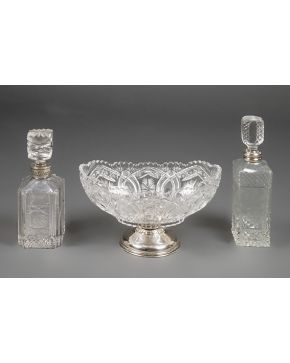 401-Lote en cristal tallado formado por dos licoreras y un centro de mesa con embocaduras y pie en plata española punzonada.