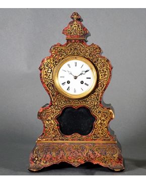 403-Reloj de sobremesa Napoleón III en madera ebonizada con marquetería Boulle. Esfera de esmalte blanco con numeración romana. Maquinaria de cuerda a lla