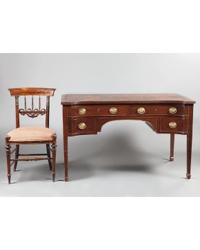 412-Lote formado por mesa escritorio y silla estilo Adam. Tiradores en bronce dorado con escena mitológica grabada y tapa de cuero. Desperfectos.