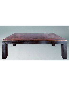 423-Gran mesa de comedor con estructura en acero corten y tapa en madera de moderno diseño.
