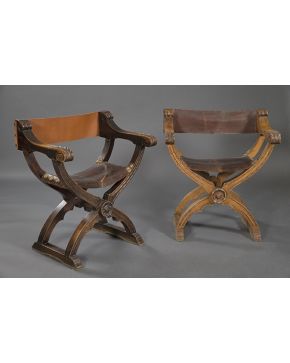 425-Pareja de sillas jamugas en madera tallada con asiento y respaldo de cuero tachuelado. Brazos rematados en forma de voluta. Desperfectos en el cuero d