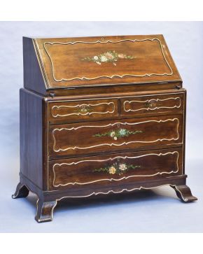 434-Escritorio en madera patinada. con decoración de motivos florales pintados en reservas en dorado.Tapa abatible con compartimentos al interior.