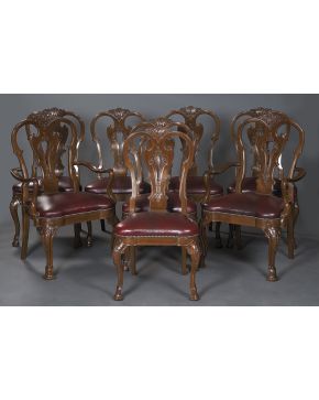 438-Lote compuesto por seis sillas y dos sillones estilo reina Ana en madera de nogal con tapicería de piel tachuelada.