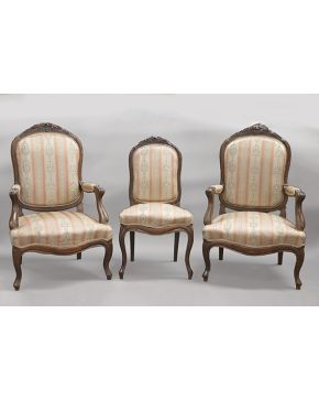 441-Juego formado por tresillo isabelino con cuatro sillas en madera tallada con copete de flores. Tapicería en beige.
