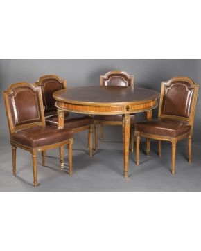 467-Conjunto formado por elegante mesa de juego estilo neoclásico con aplicaciones de bronce dorado y tapete en piel marrón. Extensible. A juego con cuatr