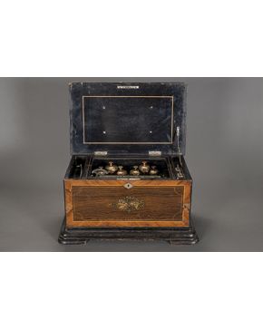 548-Antigua caja de música con carillón con seis campanas con percusión en forma de mariposas.