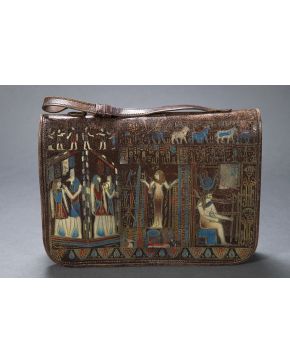 1088-Bolso. años 30. en piel marron con originales dibujos egipcios.