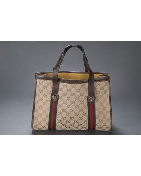 1091-Bolso Gucci. años 70. shopping bag de piel de cerdo con monograma en tela.