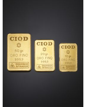 1102-Lote formado por tres lingotes de oro amarillo fino de 999.9 de 50. 20 y 10 grs. respectivamente.