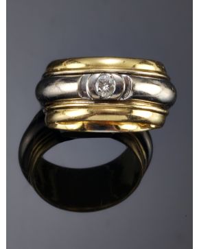 383-SORTIJA CON BRILLANTE. Montura movible en oro amarillo y blanco de 18k.
